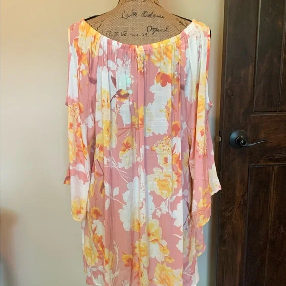Lovely floral cold shoulder blouse-New with tag! - Picture 4 of 4